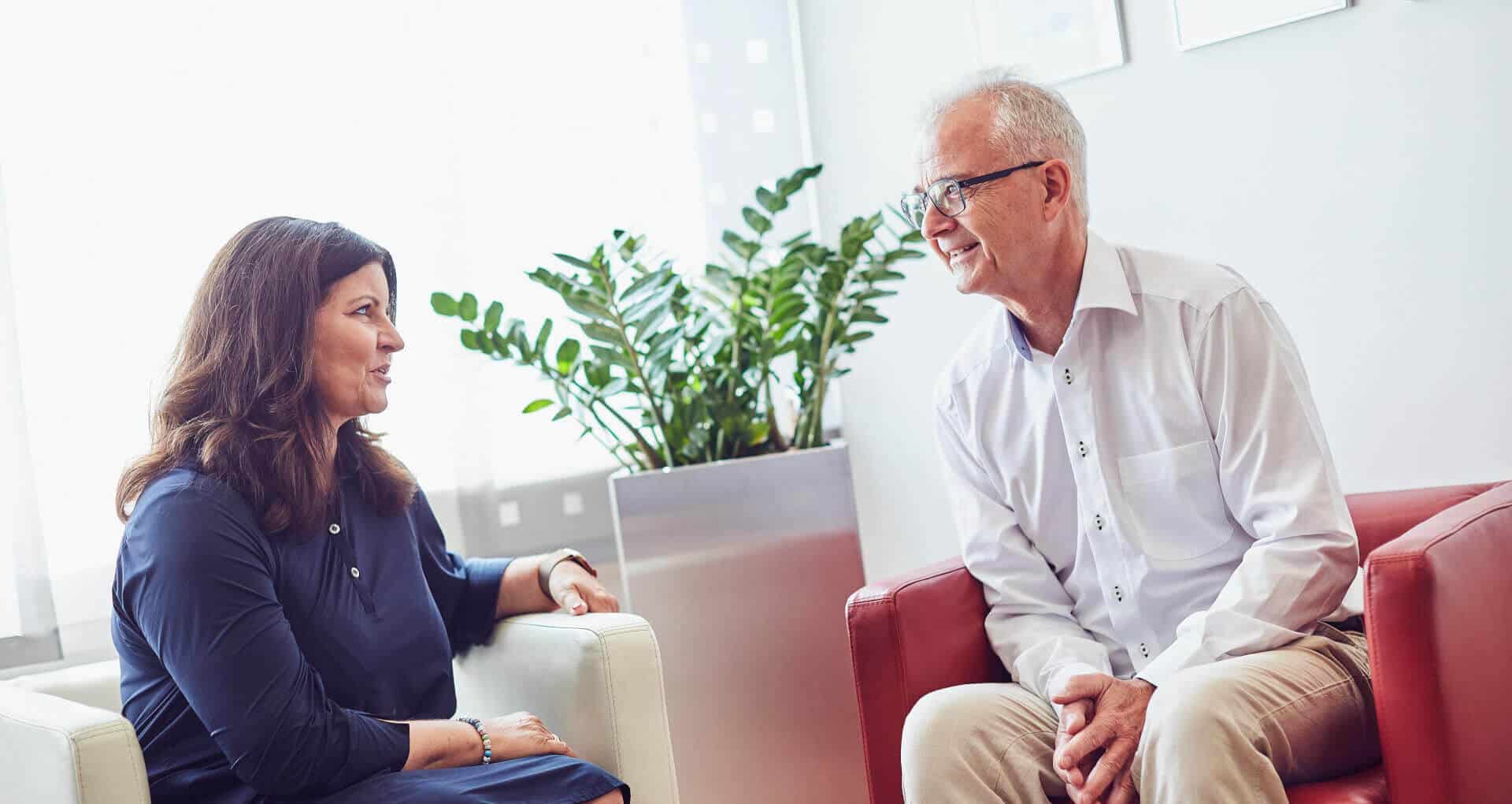Eine Patientin und ein Patient im Wartezimmer